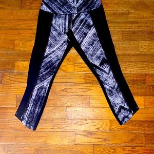 Lululemon Hot To Street Black &White side mesh halfway down leg side pockets EUC